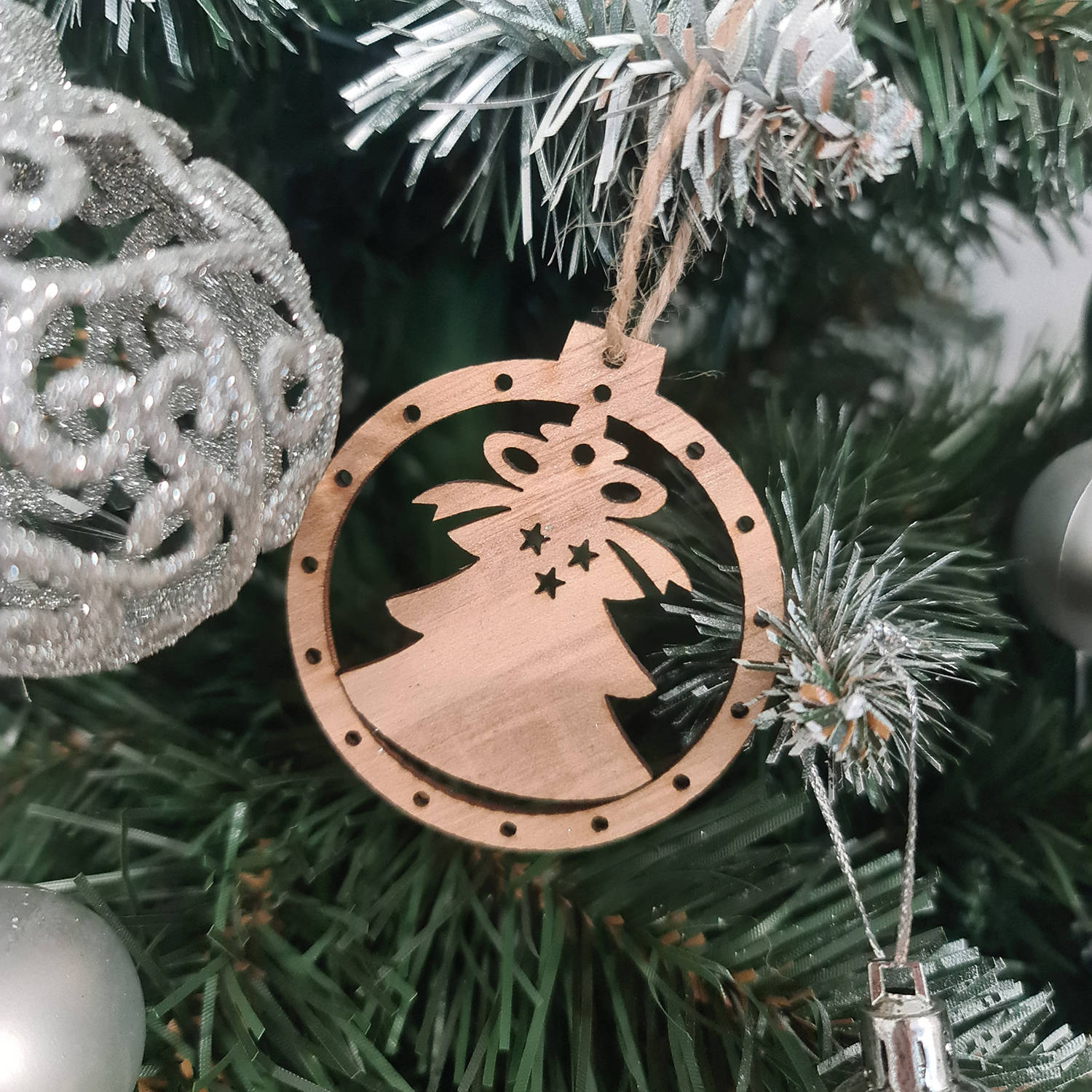 Fából készült karácsonyi fenyődísz – 10 db-os csomag, barna szín (BB-11416) (4)