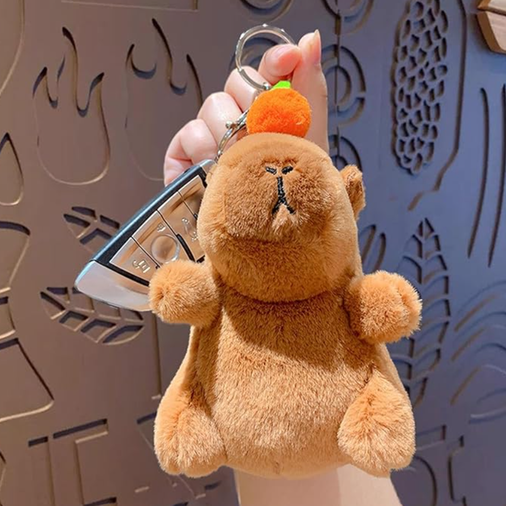 Capybara plüss kulcstartó sárgarépával– 12 cm-es aranyos állatfigura táskadísz és kulcstartó egyben (BBJ)4