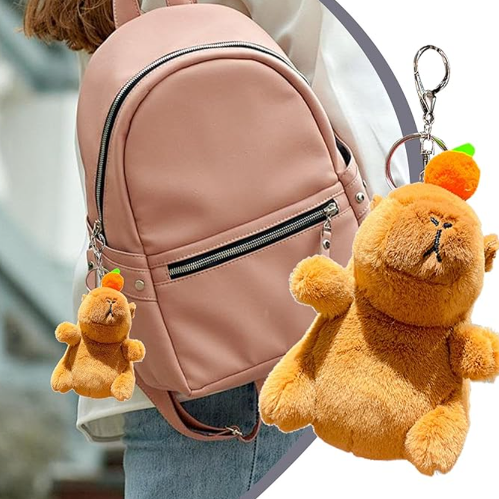 Capybara plüss kulcstartó sárgarépával– 12 cm-es aranyos állatfigura táskadísz és kulcstartó egyben (BBJ)6