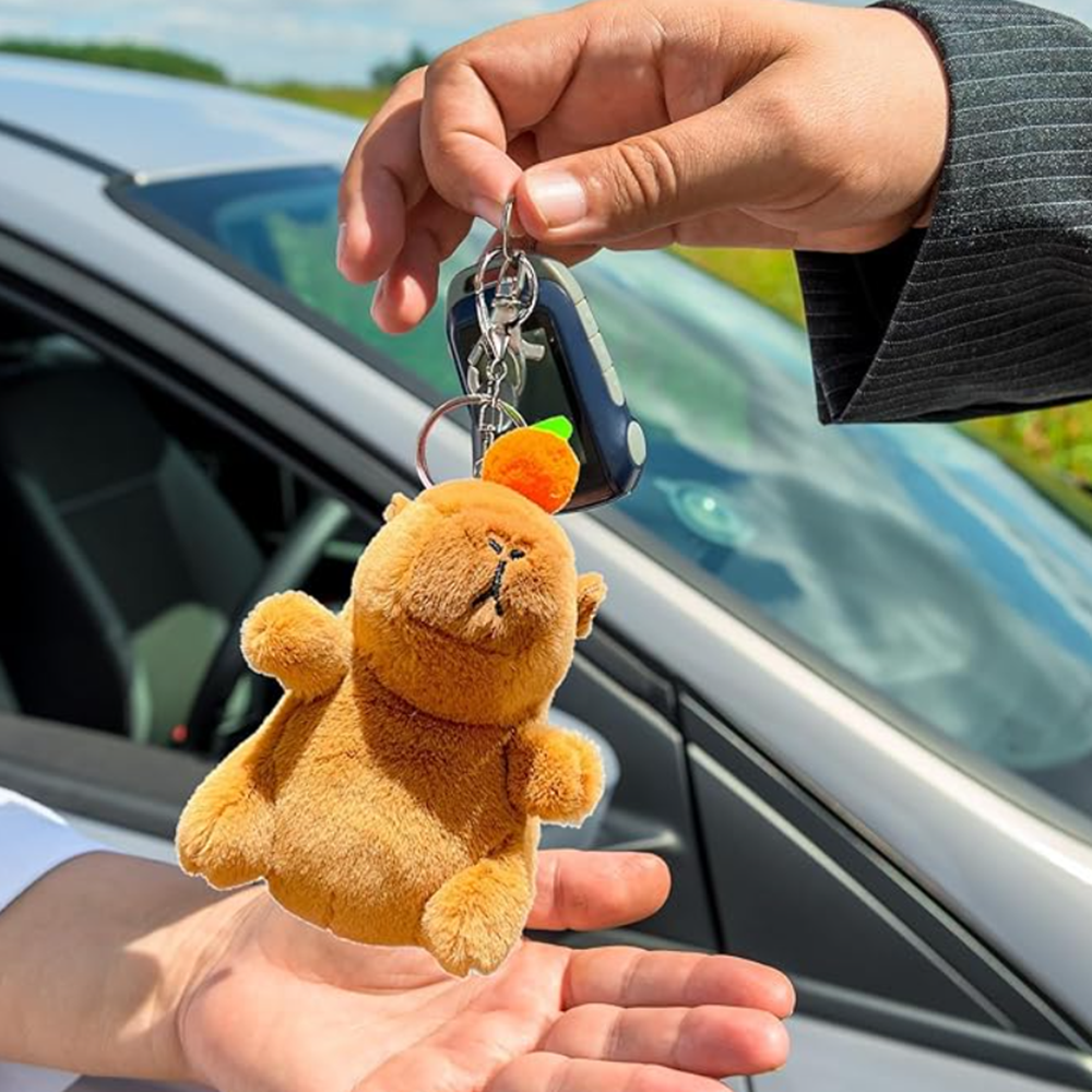 Capybara plüss kulcstartó sárgarépával– 12 cm-es aranyos állatfigura táskadísz és kulcstartó egyben (BBJ)7