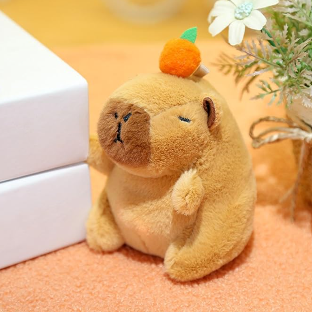 Capybara plüss kulcstartó sárgarépával– 12 cm-es aranyos állatfigura táskadísz és kulcstartó egyben (BBJ)8